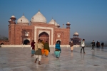 Das Taj Mahal flankierende Moschee mit roten Sandsteinfassaden