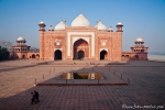 Das Taj Mahal flankierende Moschee mit roten Sandsteinfassaden