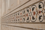Pietra dura-Arbeiten mit Halbedelsteinen verzieren die weiße Marmorfassade des Taj Mahal