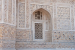 Die polierte Marmorfassade ist mit Steinintarsien (Pietra dura-Arbeiten) verziert - Itimad-ud-Daula