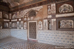 Tafeln aus eingelegten bunten Steinen in geometrischen Mustern verzieren die Wände - Itimad-ud-Daula