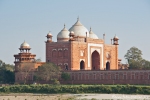 Eine der beiden Moscheen, die das Taj Mahal flankieren