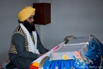 Ein Sikh liest aus einem Heiligen Buch