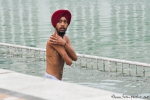 Ein junger Sikh badet im heiligen Wasser des Nektarteiches