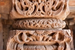 Kunstvoll verzierte Säulen in der Quwwat-ul-Islam-Moschee