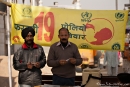 Unicef verteilt vor dem Sikh-Tempel Polio-Impfstoff