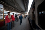 Auf einem Bahnhof unterwegs nach Haridwar