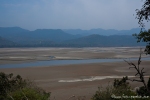 Blick vom Dikhala-Camp über das breite Flussbett