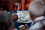 Heilige Schuhe werden mit Milch übergossen - Sivananda Ashram