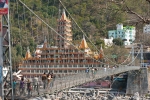 Rishikesh erstreckt sich zu beiden Seiten des Flusses - Lakshman Jhula-Hängebrücke