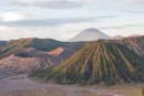 Die aktiven Vulkane des Massivs - links der Gunung Bromo, rechts vorn der grün bewachsene Gunung Batok und dahinter der Gunung Semeru