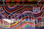 Bushaltestelle mit Aborigines-Malerei