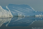 Gigantische Eisberge spiegeln sich im Wasser