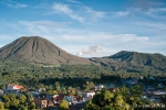 Blick auf den aktiven Vulkan Gunung Lokon