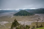 Dichte Wolken hängen über der Caldera mit dem Gunung Batok im Vordergrund