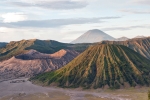 Die aktiven Vulkane des Massivs - links der Gunung Bromo, rechts vorn der grün bewachsene Gunung Batok und dahinter der Gunung Semeru