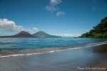 Vom Ufer der benachbarten Insel blicken wir auf den Vulkan Anak Krakatau