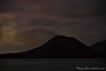 Ganz klein und winzig ist das Feuer aus dem Krater des Anak Krakatau