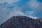 Der Anak Krakatau stößt weithin sichtbar Rauchwolken aus.