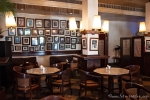 Unzählige alte Fotografien schmücken die Wände des Cafe Batavia