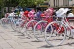 Holland-Leihfahrräder mit dem dazugehörigen bunten Sonnenhut