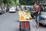Trotz dichtem Verkehrsgewühl sind die Händler mit ihren mobilen Obstständen unterwegs