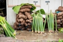 Bambus und Kokosschalen. Die Kokosschalen dienen als Brennstoff und in den Bambusrohren wird das Essen zubereitet.