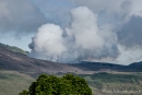 Rauchender Krater des aktiven Vulkans Gunung Lokon