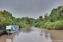 Boote bringen die Besucher in den Regenwald