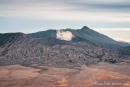 Der aktive Vulkan Bromo dampft  friedlich vor sich hin