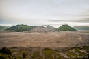 Die Sandwüste der Tengger-Caldera mit dem Gunung Bromo, rechts dem Gunung Batok und dahinter dem Gunung Semeru