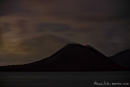 Ganz klein und winzig ist das Feuer aus dem Krater des Anak Krakatau