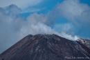 Der Anak Krakatau stößt weithin sichtbar Rauchwolken aus.