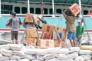Müsam und schwer - im Lastenseglerhafen Sunda Kelapa wird ein Schiff beladen