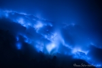 Blaue Flammen des Ijen-Vulkans