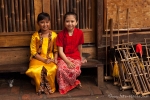 Junge Musikerinnen beim Saung Angklung Udjo