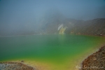 Wir nutzen jede Lücke im Nebel, um einen Blick auf den grünen Kratersee des Papandayan zu erhaschen.