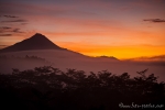 Spektakulärer Sonnenaufgang mit Blick auf einen Vulkan