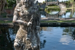 Kunstvolle Steinfigur im Wasserpalast Taman Tirtagangga