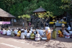 Gemeinsames Gebet vor der Fledermaushöhle Goa Lawah