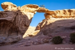 Eine der Felsenbrücken im Wadi Rum