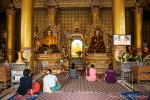 Gläubige in der Shwedagon Pagode
