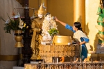 Am Geburtstag übergießen die Gläubigen die Buddhafigur mit Wasser - Shwedagon Pagode