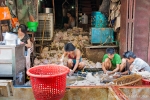 Hühnerschlachtung am Fließband - Markt in Yangon