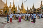 Freiwillige bei der täglichen Putzaktion in der Shwedagon Pagode