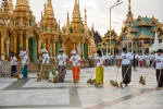Freiwillige bei der täglichen Putzaktion in der Shwedagon Pagode