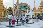 Freiwillige bei der täglichen Putzaktion in der Shwedagon Pagode