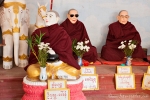 Mönch mit Sonnenbrille - Szene in der Shwegugale Pagode