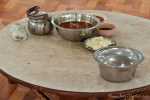 Der Tisch ist für die Mönche gedeckt - Ration für 4 bis 6 junge Mönche im Kha Khat Wain Kyaung Kloster