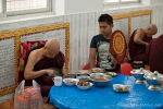 der Abt bekommt Extrawürste - Kha Khat Wain Kyaung Kloster